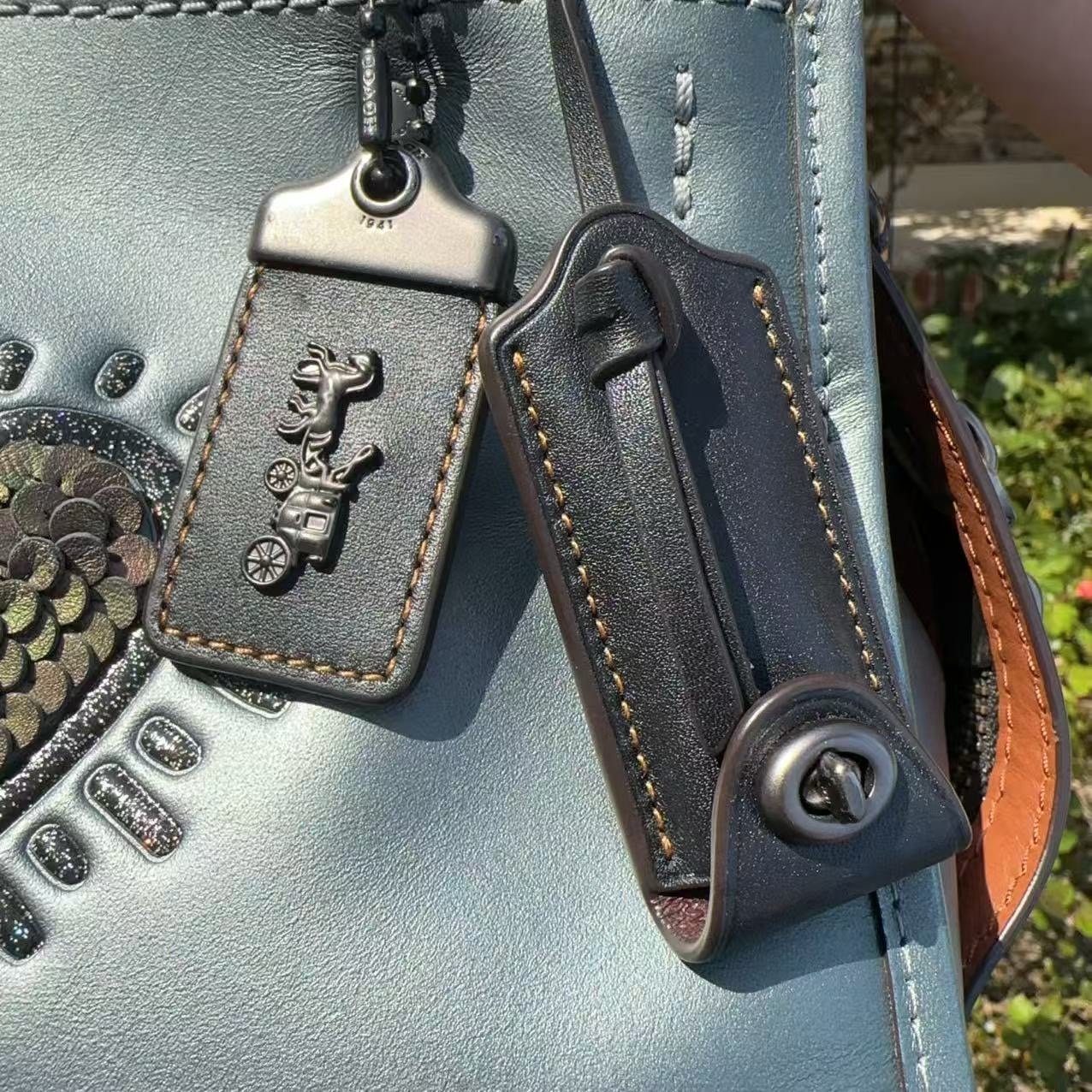 Metallic glovetanned leather