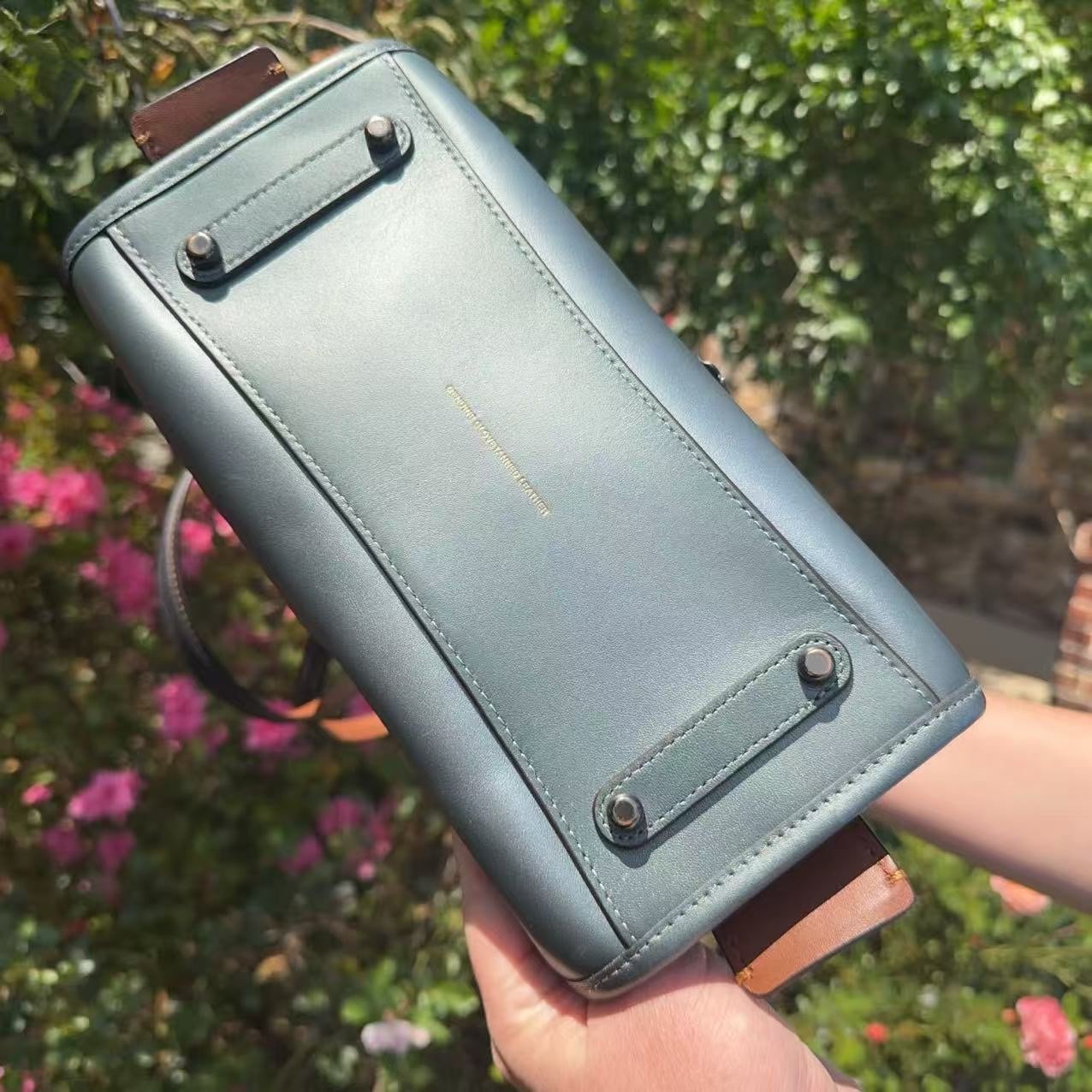 Metallic glovetanned leather