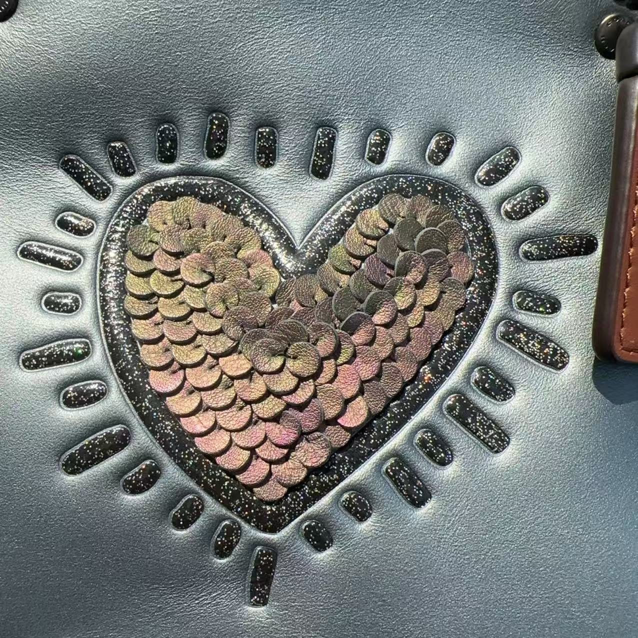 Metallic glovetanned leather